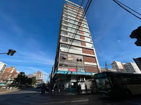 EN VENTA OFICINA UN DESPACHOS, SALON Y RECEP. APTO CREDITO.