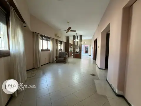 Casa 6 ambientes con 2 baños