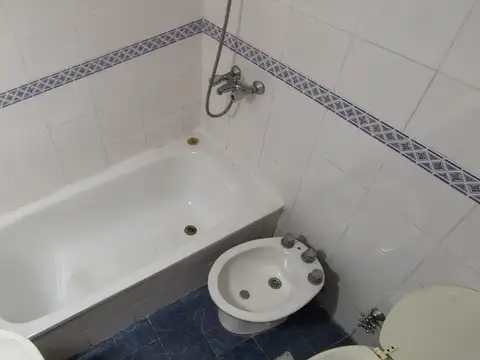 Monoambiente amplio al frente con balcón