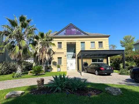 Casa en Venta con 6 cocheras