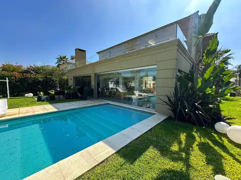 Casa 5 ambientes con 4 baños