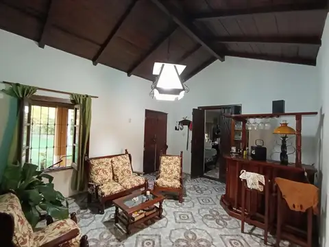 Casa casi una hectárea sobre Avenida  Mercedes Cortientes