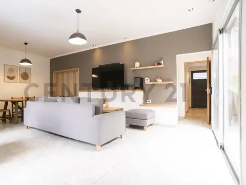 Casa en Venta con 2 cocheras