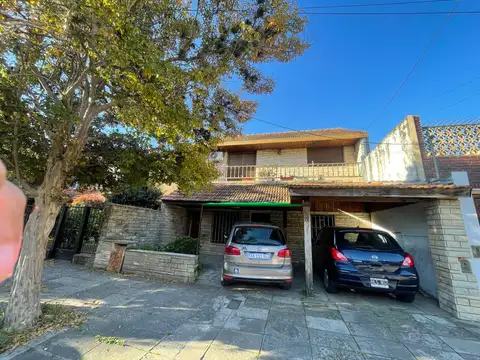 Casa 5 ambientes con 2 baños