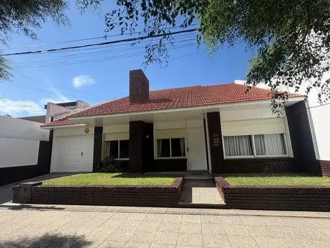CASA EN VENTA EN PEHUAJO CON PILETA