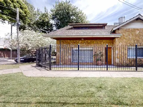 Casa en venta en Olivos 4 ambientes, 3 dormitorios con patio, terraza y cochera
