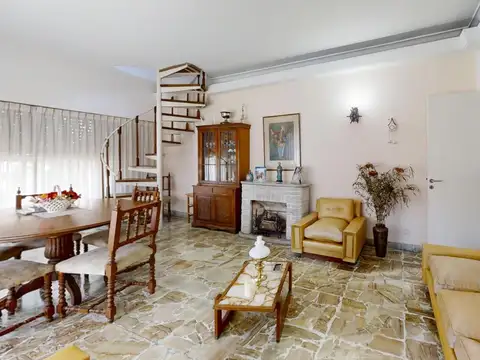 Casa en Venta con 2 cocheras