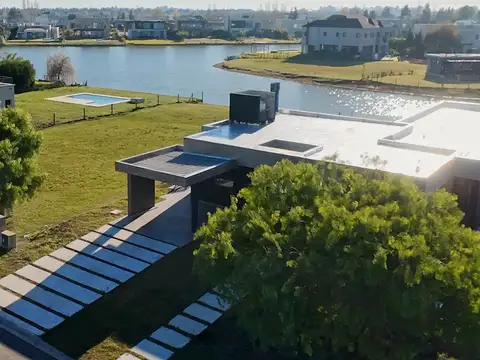 VENTA CASA 4 AMBIENTES PILETA Y SALIDA A LAGUNA