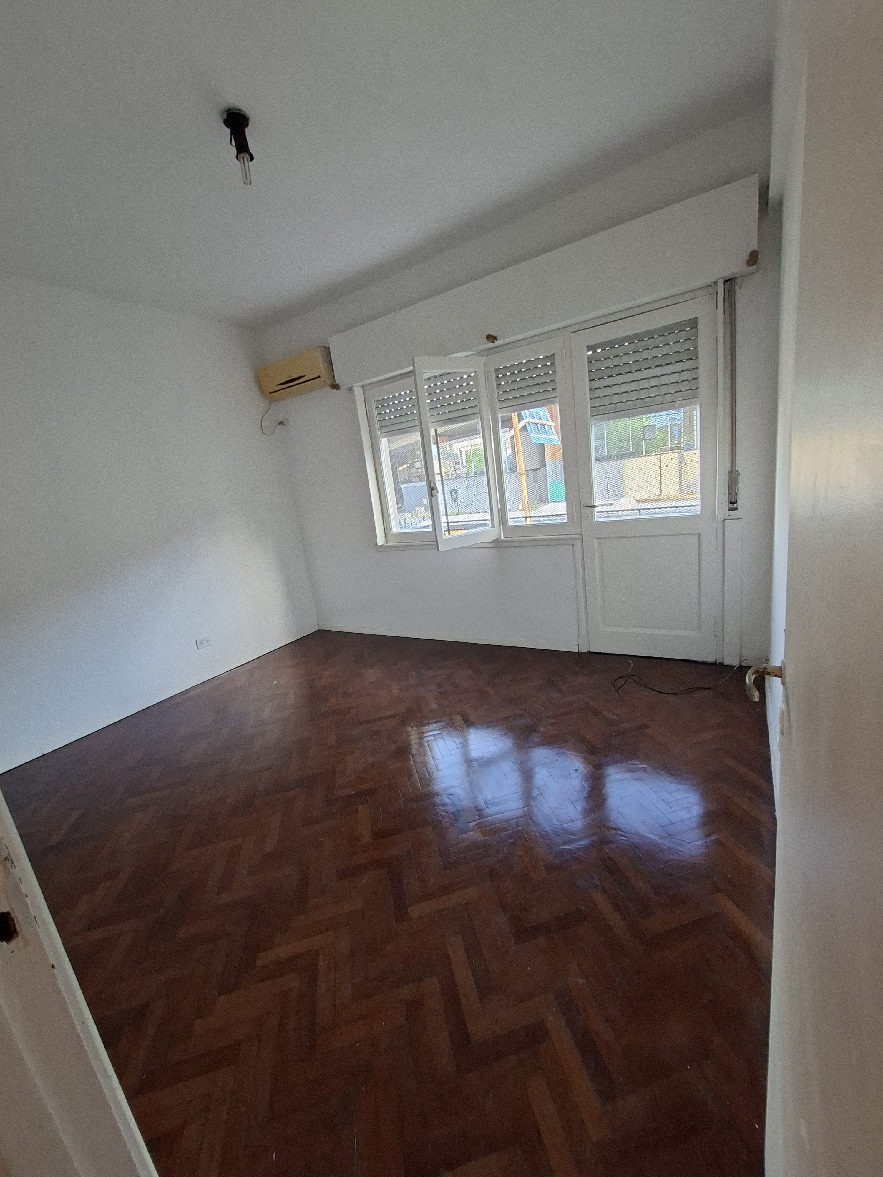 TIPO CASA  ENTRADA INDEPENDIENTE DE 4 AMBIENTES CON TERRAZA