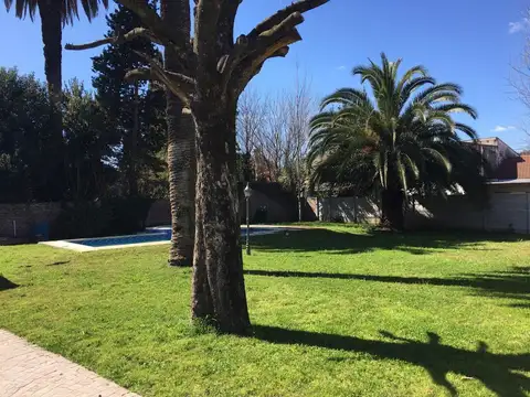 INCREIBLE CASA DE PRIMERA CATEOGRIA EN GRAN LOTE :: UNICO