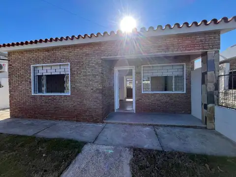 Alquiler casa 2 dormitorios con cochera en Pando