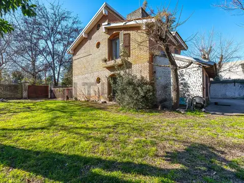 VENTA  CASA 4 AMBIENTES  SOBRE AMPLIO LOTE 864 m²-VILLA UDAONDO -PARQUE LELOIR - APTA CREDITO
