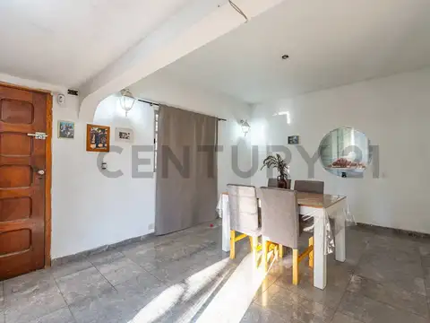 VENTA  CASA 4 AMBIENTES  SOBRE AMPLIO LOTE 864 m²-VILLA UDAONDO -PARQUE LELOIR - APTA CREDITO