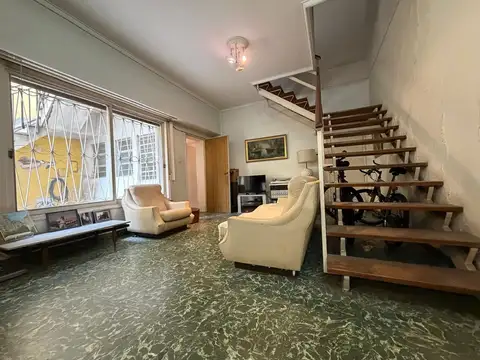 Venta lote con casa a refaccionar flores