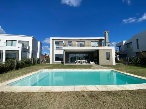Casa al lago en San Sebastian, Area 5  / 3 dormitorios/ 193 m2 construidos. Apto Credito .