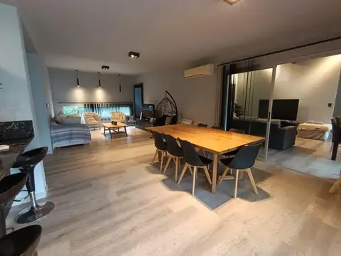 Casa 9 ambientes con 4 baños