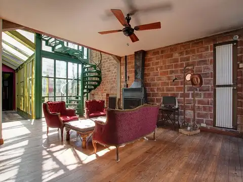 Centro cultural, casa con patio y pileta. Amplias opciones en de uso. OPORTUNIDAD