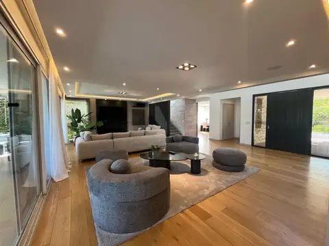 Casa en Alquiler con 5 cocheras