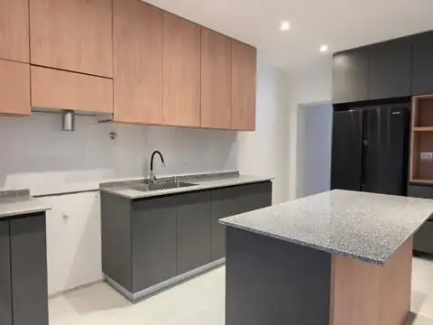 Casa 6 ambientes con 2 baños