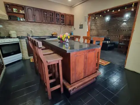 VENTA CASA 4 AMBIENTES LOMAS DE ZAMORA CON COCHERA QUINCHO PATIO