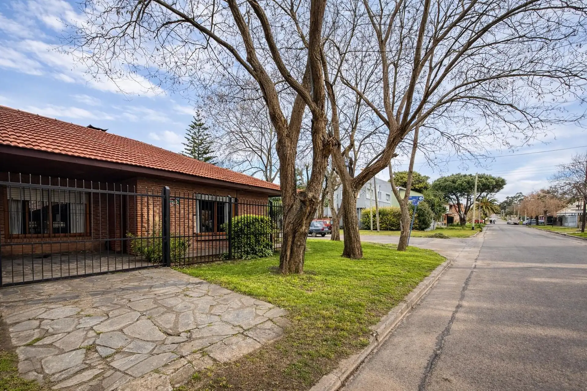 Casa de 4 ambientes con patio y jardín perimetral