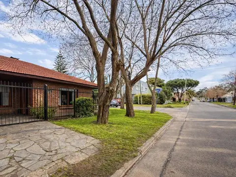 Casa de 4 ambientes con patio y jardín perimetral