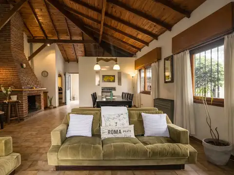 Casa de 4 ambientes con patio y jardín perimetral