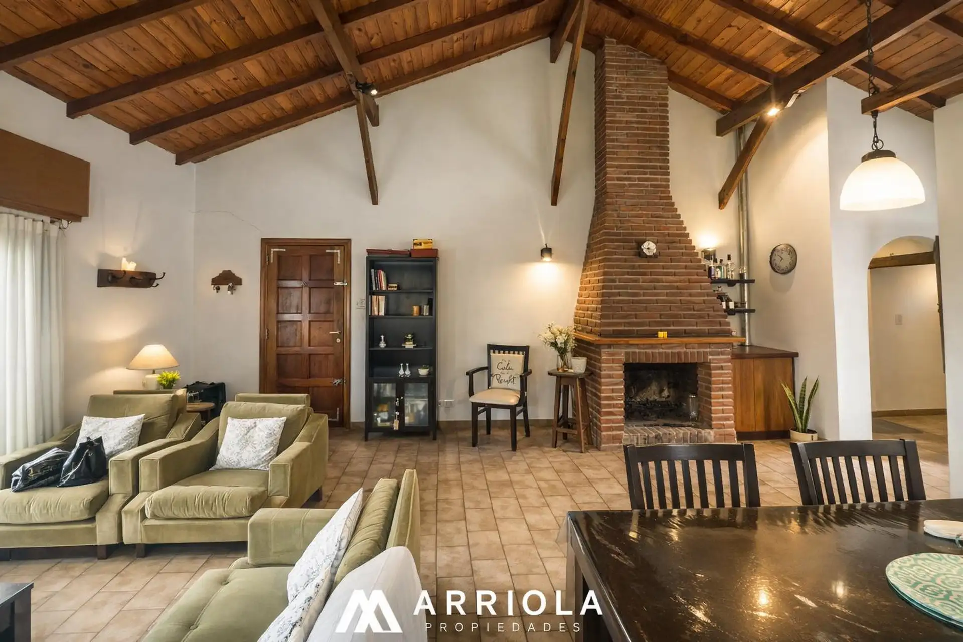 Casa de 4 ambientes con patio y jardín perimetral