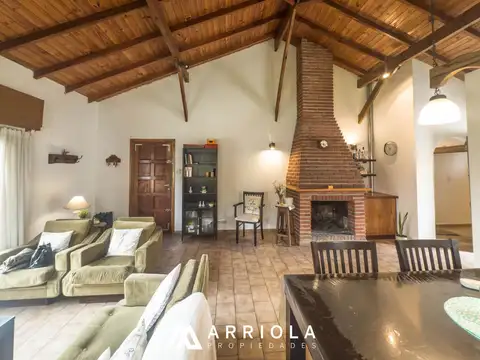 Casa de 4 ambientes con patio y jardín perimetral