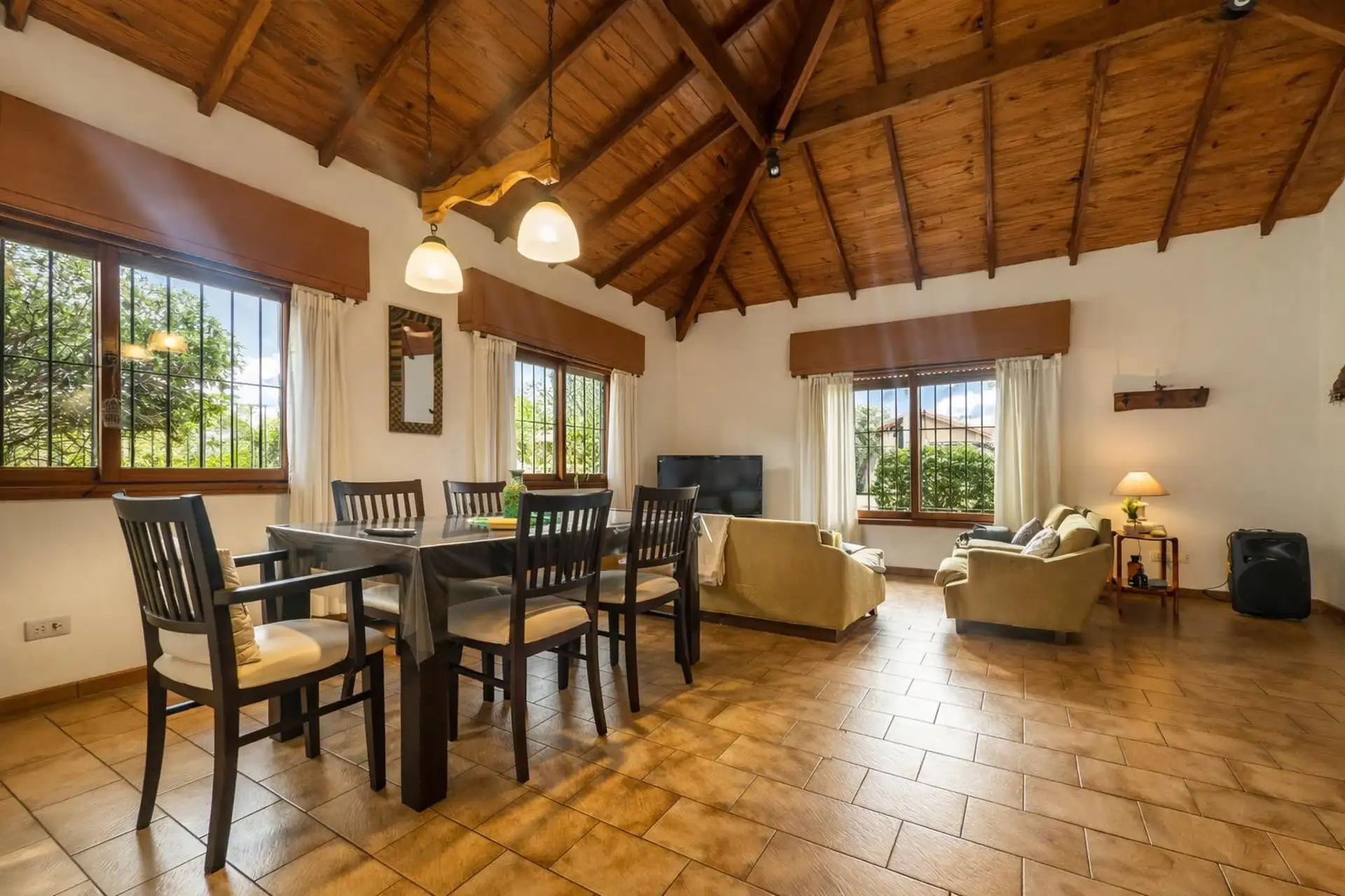 Casa de 4 ambientes con patio y jardín perimetral