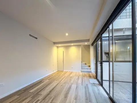 Casa de pasillo con 1 dormitorio, patio, terraza y parrillero a estrenar