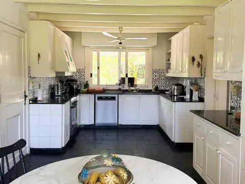 Casa 8 ambientes con 4 baños