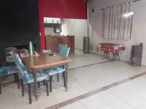Casa 4 ambientes con 2 baños