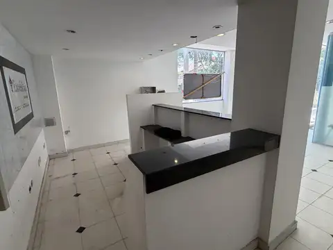 Oficina 40 ambientes con 30 baños