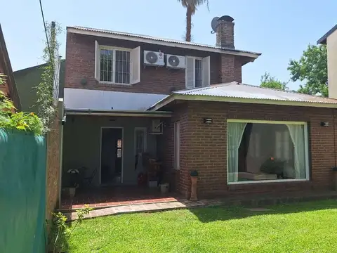 Casa 4 ambientes con 2 baños