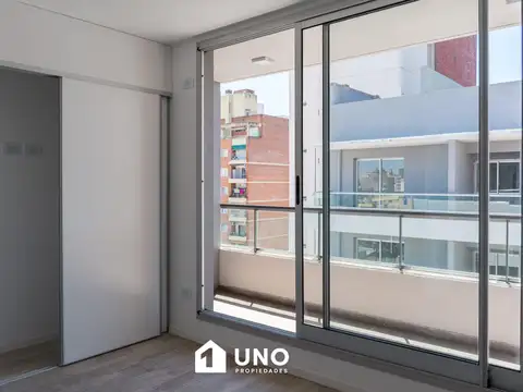 Italia y 3 de Febrero - Amplio Dpto Monoambiente. Posibilidad cochera. 