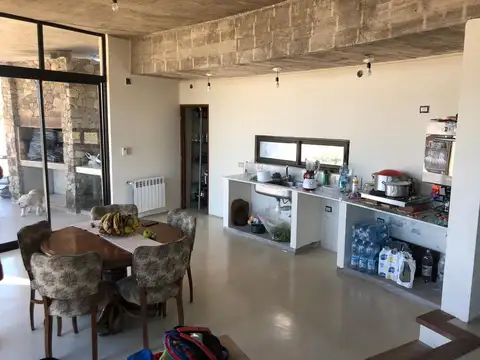 Casa 5 ambientes con 2 baños