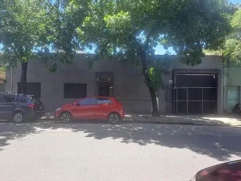 Venta galpón depósito doble lote, Nueva Pompeya, Playa descubierta. E/piso. Baños.