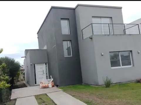 ALQUILER CASA EN DOS PLANTAS EN BARRIO LOS ARCES 