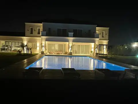 Importante residencia con detalles de categoría, en venta en barrio Fincas del Alba. Canning, Ezeiza