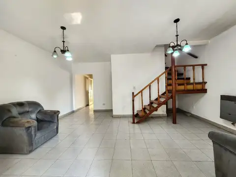 VENTA  CASA TIPO DUPLEX 4 AMB MORENO CENTRO.