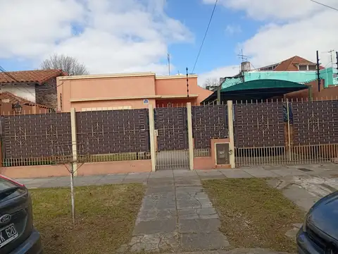 Ballester en el mejor sector, PH  al frente con cochera para 2 autos. Sin expensas 