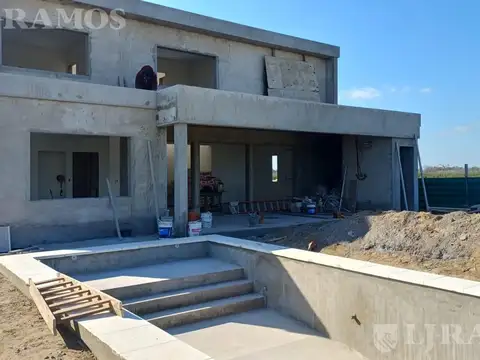 Casa 5 ambientes con 4 baños