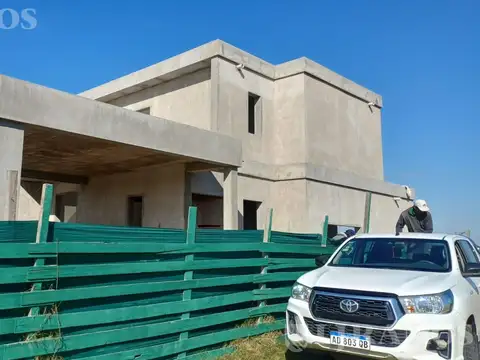 Casa 5 ambientes con 4 baños