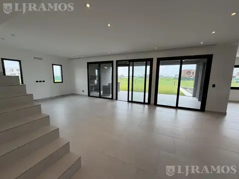 Casa 5 ambientes con 4 baños