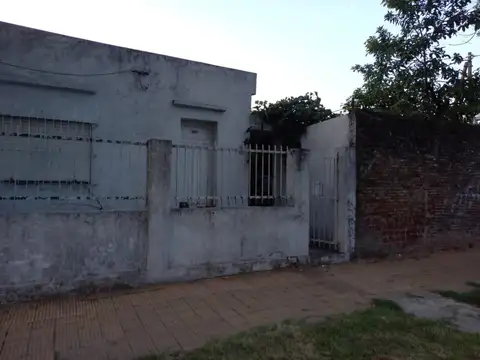 Casa vieja en esquina a Refaccionar