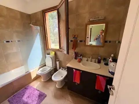 Casa 4 ambientes con 2 baños