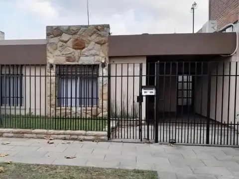 casa 4 ambientes con pileta