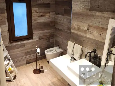 Casa 6 ambientes con 4 baños