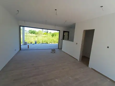 Casa 4 ambientes con 2 baños
